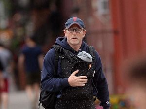 Saat Daniel Craig Si James Bond Diledek karena Gendong Bayi