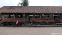 Jika dilihat dari luar, sekolah SDN Papakmanggu di Kabupaten Bandung itu tak terlihat rusak parah. sebab warna cat di kelas tersebut cukup cerah.