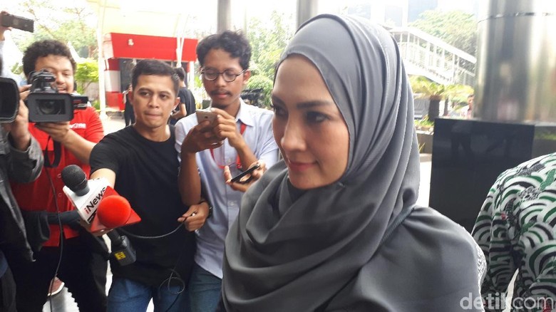 Steffy Burase Penuhi Panggilan KPK Jadi Saksi Irwandi Yusuf Steffy Burase Penuhi Panggilan KPK Jadi Saksi Irwandi Yusuf