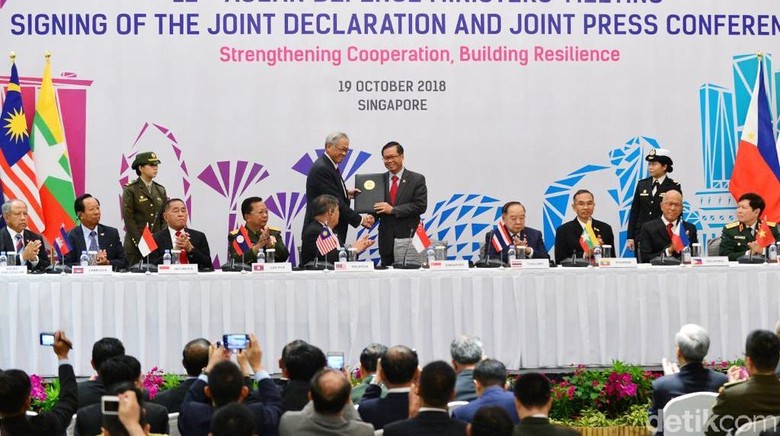 Menhan Ryamizard Sepakati Kerja Sama dengan ASEAN Lawan Teroris Menhan Ryamizard Sepakati Kerja Sama dengan ASEAN Lawan Teroris