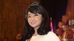 Pose Dua Jari Dewi Perssik yang Bikin Salah Fokus
