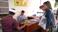 Aturan tentang penggunaan busana adat itu tertuang dalam Pergub Nomor 79 Tahun 2018. Sementara itu, aturan tentang pelindungan dan penggunaan bahasa, aksara, dan sastra Bali serta Penyelenggaraan Bulan Bahasa Bali tertuang dalam Pergub Nomor 80 Tahun 2018. Kedua pergub ini diteken pada Senin (1/10).