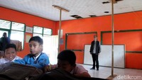 Namun, di ruang kelas 6 terlihat sejumlah plafon bolong-bolong dan disangka dengan bambu di dua titik.