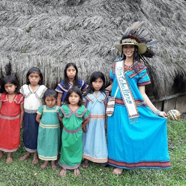 Wanita berusia 25 tahun ini merupakan anak pertama dari tiga bersaudara yang lahir di komunitas Alto Caballero di Panama Barat, di wilayah dimana kontras dengan kehidupan modern karena desa-desa di sekitarnya tak ada listrik. Menurut sebuah penelitian, 67 persen dari 150 ribu lebih penduduk wilayah tersebut hidup dalam kemiskinan ekstrim. Foto: Instagram @rosaivethm