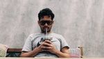 Presenter Rian Ibram Sering Pamer Pose Keren Saat Ngopi