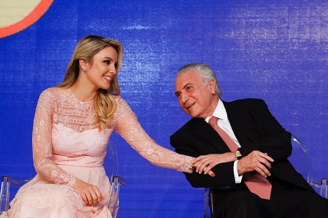 Tidak lama setelah menjadi juara kontes kecantikan, Marcela mengenal Michel Temer, pria yang kini menjabat sebagai Presiden Brazil. Perkenalan mereka bermula ketika Marcela menemani pamannya Geraldo, menghadiri kovensi politik tahunan Brazilian Democratic Movement Party (PMDB). Saat itu Michel sudah berstatus sebagai anggota kongres Brazil. Foto: Dok. AFP, Instagram @marcelatemer