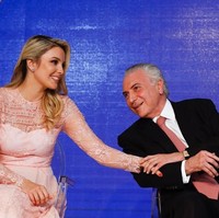 Tidak lama setelah menjadi juara kontes kecantikan, Marcela mengenal Michel Temer, pria yang kini menjabat sebagai Presiden Brazil. Perkenalan mereka bermula ketika Marcela menemani pamannya Geraldo, menghadiri kovensi politik tahunan Brazilian Democratic Movement Party (PMDB). Saat itu Michel sudah berstatus sebagai anggota kongres Brazil. Foto: Dok. AFP, Instagram @marcelatemer