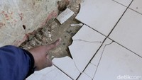 Selain atap yang rusak dan nyaris ambruk, lantai juga kerangka kayu di kelas itu sudah mulai keropos dan pecah-pecah.