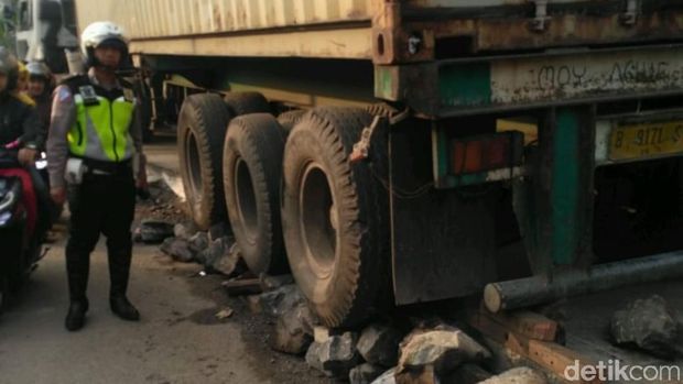 Truk Tronton Terperosok di Baleendah, Lalu Lintas Macet Panjang