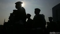 Apel Penertiban reklame ini tak hanya diikuti petugas Satpol PP. Terlihat sejumlah personel TNI/Polri dan pemadam kebakaran.