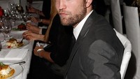 Lihat nih gaya formal dan tampan dari mantan kekasih Kristen Stewart. Hadir ke acara jamuan makan malam, Robert terlihat tampan dengan tatapan tajamnya. Foto: Hollywood-Istimewa