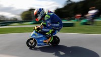 Alex Rins bersusah payah memasuki tikungan dan pada saat bersamaan mencoba menyeimbangkan badan besanya di atas motor mini (REUTERS/Toru Hanai)
