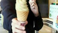 Kamu mau nggak nih kalau ditawarin es krim langsung sama Jungkook? Terlihat ia menikmati es krim matcha dalam cone. Foto: Amino Apps