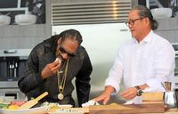 Snoop Dogg Ternyata Handal Menggulung Sushi Seperti Sushi Chef