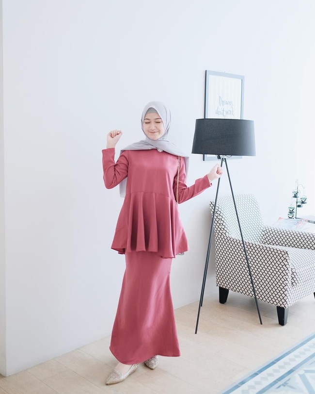 Wanita asal Bandung itu memiliki talenta yang besar di bidang kecantikan. Video make up tutorial-nya selalu ditunggu para penggemar. Foto: Instagram/saritiw