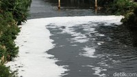 Ketika lubang pembuangan ini kembali ditutup, kali Ciliwung tak lagi berbusa.