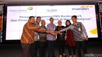 Penandatanganan kerja sama dihadiri oleh SEVP Consumer &Transaction Bank Mandiri Jasmin, Direktur SDM, Umum dan IT Angkasa Pura (AP) II Tina T Kemala Intan, serta SEVP Corporate Transformation Bank Mandiri Sanjay N. Bharwani.