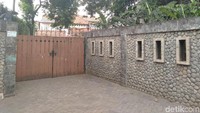 Sedangkan ini penampakan rumah Laudya Cynthia Bella dari depan. Ditutupi gerbang yang cukup tinggi. Foto: vey/detikhot