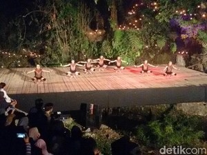Cantiknya Cahaya Lampu Senthir di Bedog Arts Festival