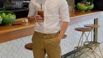Presenter Rian Ibram Sering Pamer Pose Keren Saat Ngopi