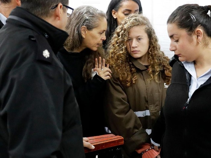 Ahed Tamimi, sosok termuda yang masuk 500 daftar muslim paling berpengaruh di dunia. Foto: Getty Images Ahed Tamimi, sosok termuda yang masuk 500 daftar muslim paling berpengaruh di dunia. Foto: Getty Images