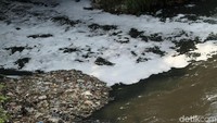 Setiap siang air olahan itu dibuang ke Sungai Ciliwung.