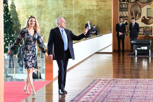 Dari pernikahannya dengan Michel, Marcela telah melahirkan seorang anak laki-laki. Michel sendiri sudah memiliki tiga anak perempuan dari mantan istrinya dan seorang anak laki-laki hasil hubungannya dengan seorang jurnalis. Foto: Dok. AFP, Instagram @marcelatemer