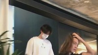 Ini dia penampilan baru Woo Bin! Dengan rambut gondrongnya, Woo Bin mengunjungi 89 Mansion, kafe milik sahabatnya, Lee Jong Suk. Foto: Instagram kimwoob1607