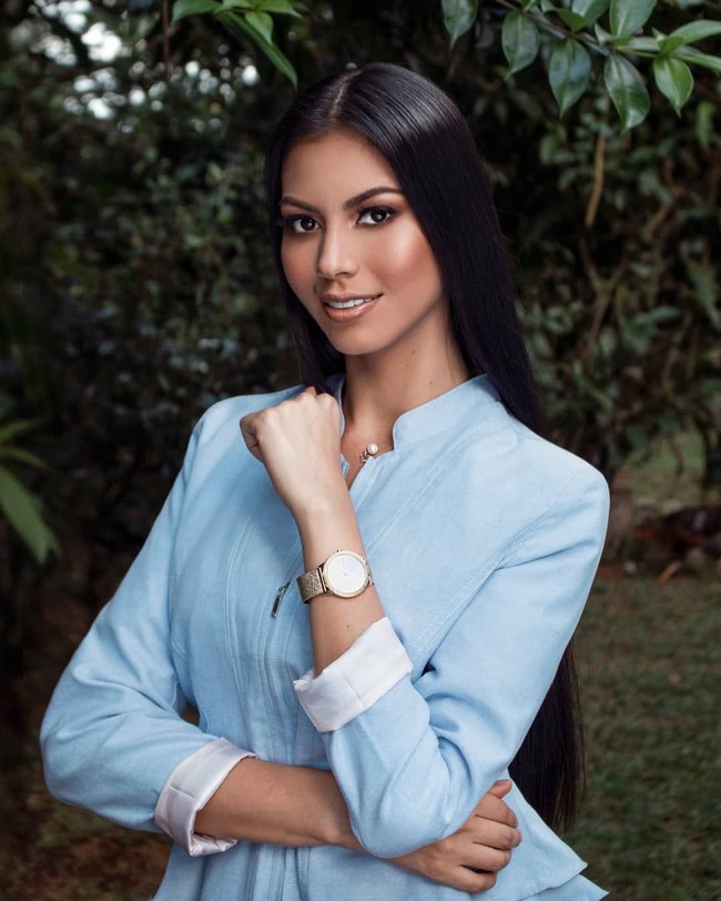 Rosa ingat betul bagaimana ia harus melakukan perjalanan jauh dari rumah ke sekolahnya yang hanya berdinding kayu dan beratapkan daun palem, dimana ia belajar dan ibunya adalah seorang guru. Foto: Instagram @rosaivethm