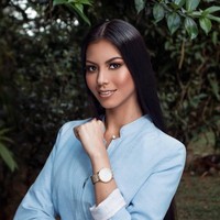Rosa ingat betul bagaimana ia harus melakukan perjalanan jauh dari rumah ke sekolahnya yang hanya berdinding kayu dan beratapkan daun palem, dimana ia belajar dan ibunya adalah seorang guru. Foto: Instagram @rosaivethm