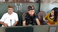 Pegawai di lingkungan PN memakai busana adat. Mulai hakim hingga sekuriti memakai busana adat, kecuali jaksa dan tahanan. Mereka memakai endek yang dipadupadankan dengan kemeja untuk pria atau kebaya untuk wanita.