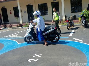 Ini Tingkah Lucu Santri di Bondowoso Dapatkan SIM Gratis