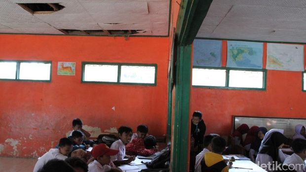 Pak Bupati Tolong, Atap Ruang Kelas SD di Bandung Ini Hampir Ambruk