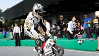 Alvaro Bautista tak mau ketinggalan dengan wheelie-nya (REUTERS/Toru Hanai)