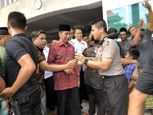 Jokowi Salat Jumat di Masjid Nurul Huda Bali