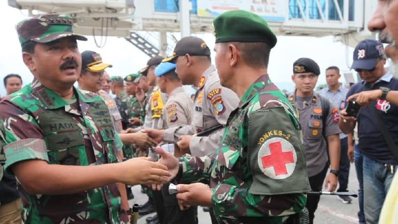 Panglima TNI-Kapolri Tinjau Pengungsian dan Reruntuhan di Petobo Panglima TNI-Kapolri Tinjau Pengungsian dan Reruntuhan di Petobo