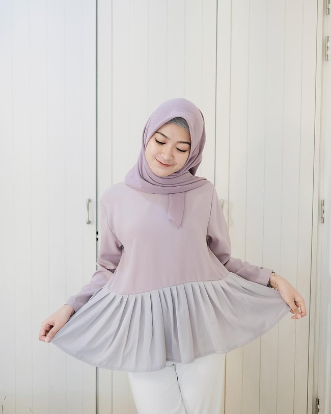 Sari Endah Pertiwi atau populer dengan nama akun Saritiw memulai karirnya sebagai Youtuber. Ia rutin mengunggah konten tentang kecantikan hingga hijab tutorial. Foto: Instagram/saritiw