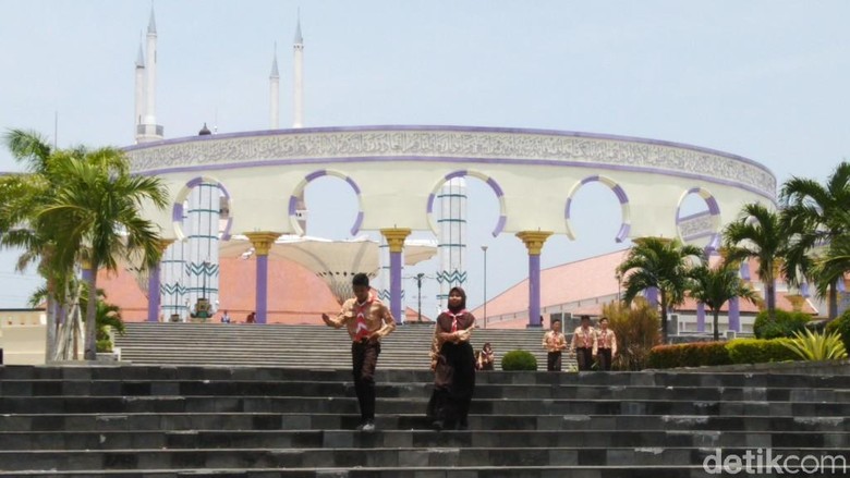 Kecewanya Siswa-siswa Gagal Ketemu Jokowi di Masjid Agung Jateng Kecewanya Siswa-siswa Gagal Ketemu Jokowi di Masjid Agung Jateng