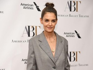Inspiratif, Katie Holmes Ajak Suri Cruise Kunjungi Pengungsian