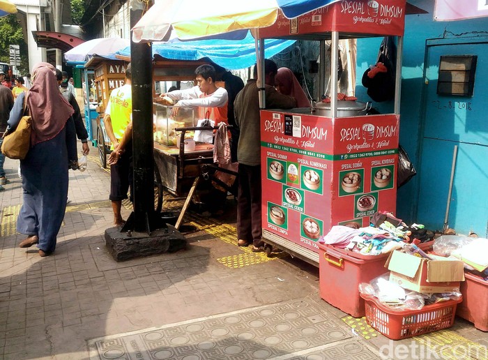 Terlalu Saat Pedestrian untuk Difabel Jadi Lapak Pedagang 