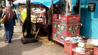 Jalur guding block atau ruas kuning yang terpasang di trotoar itu sejatinya merupakan fasilitas bagi penyandang disabilitas, khususnya tunanetra.