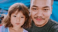 Dari tetangga dan keluarga Jihan, Bayu mengetahui bahwa ibunda bocah itu ada di Arab Saudi sementara sang ayah terbaring sakit. Saat bertemu di pengungsian, Bayu sempat memotret dan ngevlog bareng Jihan. Jawaban mengagetkan didapatkan Bayu saat mengobrol dengan Jihan. Bocah berusia 3 tahun itu mengaku tidak pernah menangis sejak gempa mengakibatkan rumahnya rusak. Saya tanya selama di sini, kamu takut nggak? Dia jawab Jihan te pernah nangis, nanti Allah marah. Dengar kata-kata begitu dari anak 3 tahun, sangat menakjubkan, ucap Bayu. (Foto: Dok. Bayu Andrein)