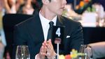 Gantengnya Kim Woo Bin Saat Berpose dengan Makanan
