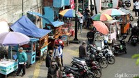 Pedestrian untuk penyandang disabilitas dipakai oleh para pedagang kaki lima (PKL) berjualan di kawasan Stasiun Palmerah, Jakarta, Jumat (19/10/2018).