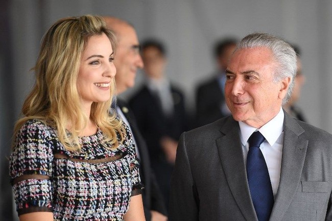 Marcela juga dikabarkan memakai uang negara untuk menyewa rumah dekat rumah mereka di kawasan Alto dos Pinheiros. Dan rumah tersebut tentu saja harus memiliki para pekerja untuk mengurusnya. Kabarnya ada 52 orang staf, termasuk pengawal khusus di rumah tersebut. Pengeluaran bulanan untuk rumah tersebut yang dibayarkan dengan uang negara mencapai 20 ribu poundsterling setiap bulannya. Foto: Dok. AFP, Instagram @marcelatemer