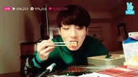 Jungkook rupanya dikenal doyan makan. Member BTS termuda ini terlihat sedang menikmati sajian mirip sushi. Nyamm nyamm! Foto: OneHallyu