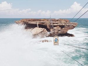 Uji Adrenalin di Pantai Timang, Berani?