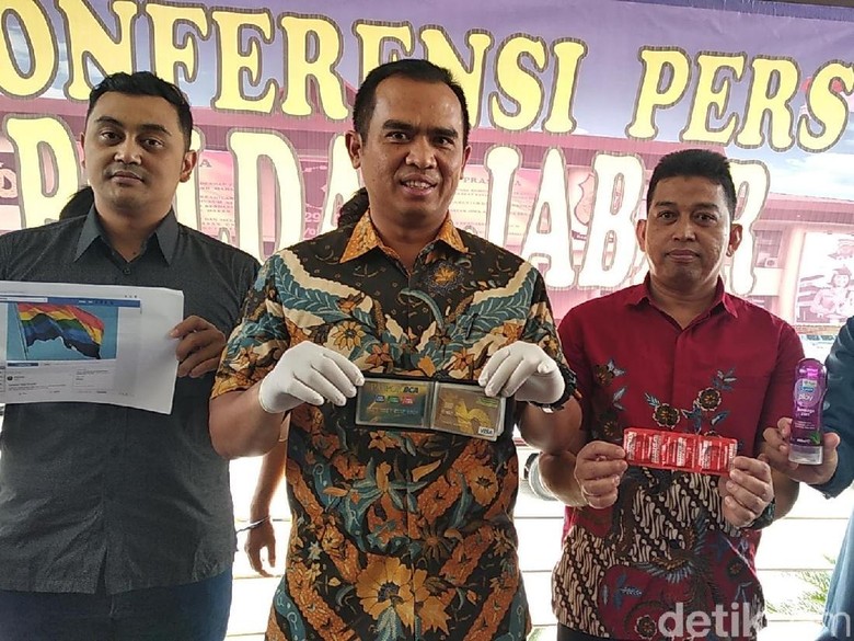 Polisi Ciduk Admin Facebook Forum Gay di Bandung Polisi Ciduk Admin Facebook Forum Gay di Bandung