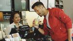 Presenter Rian Ibram Sering Pamer Pose Keren Saat Ngopi