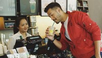 Senyumnya ini karena enak rasa kopi atau lagi menggoda kasir coffee shop ya? Rian bukan hanya tampak ganteng tapi ia juga pintar, buktinya ia pernah mendampingi Presiden SBY dalam konferensi Asia Afrika pada 2008 lalu. Foto: instagram Rian Ibram